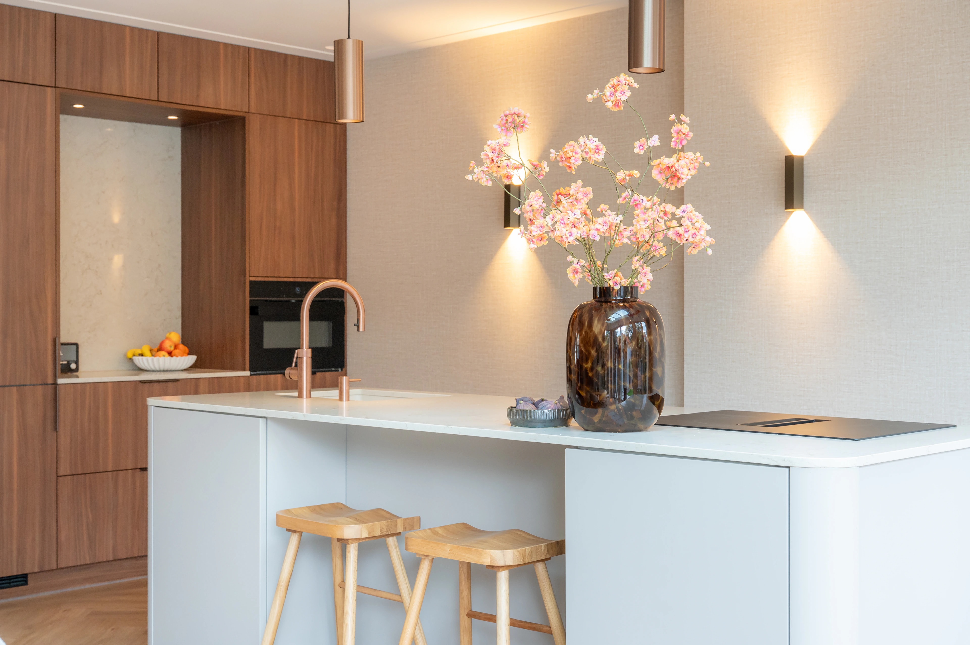 Lichte keuken met afgerond kookeiland en warme houten kasten