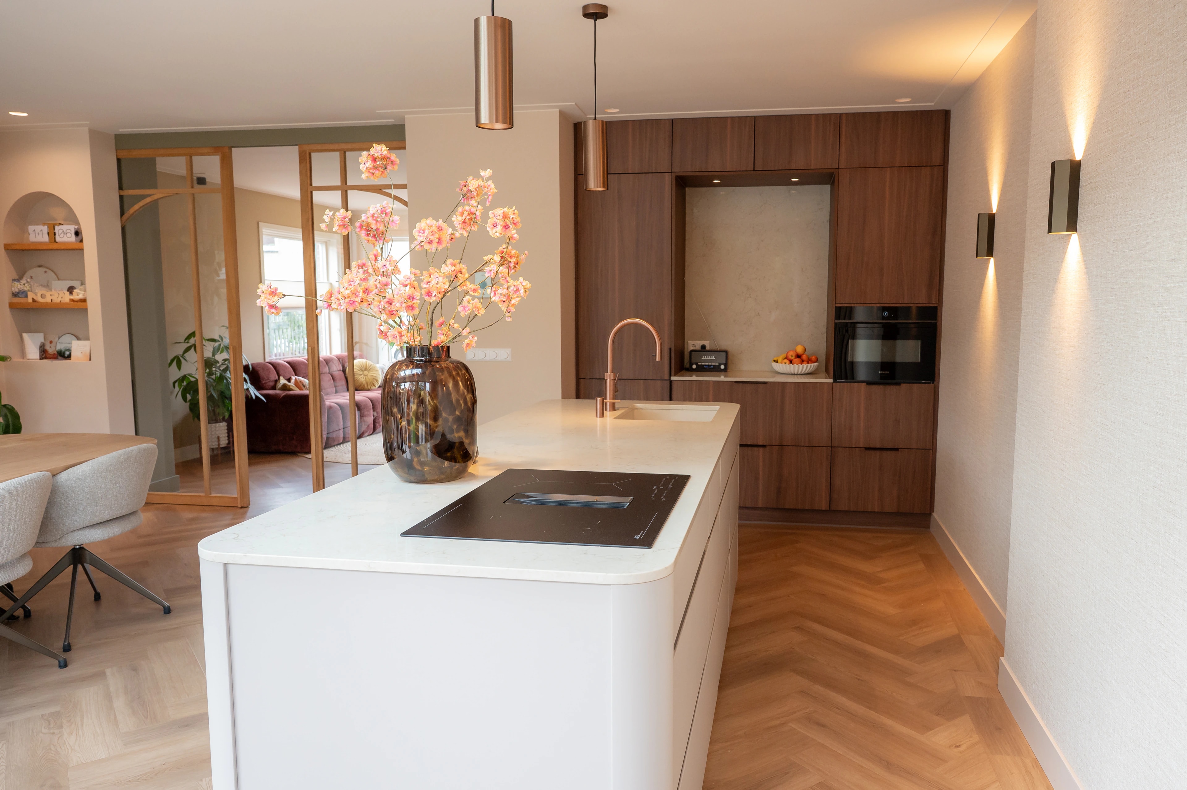 Warme keuken met bloemen, natuursteen en houten details