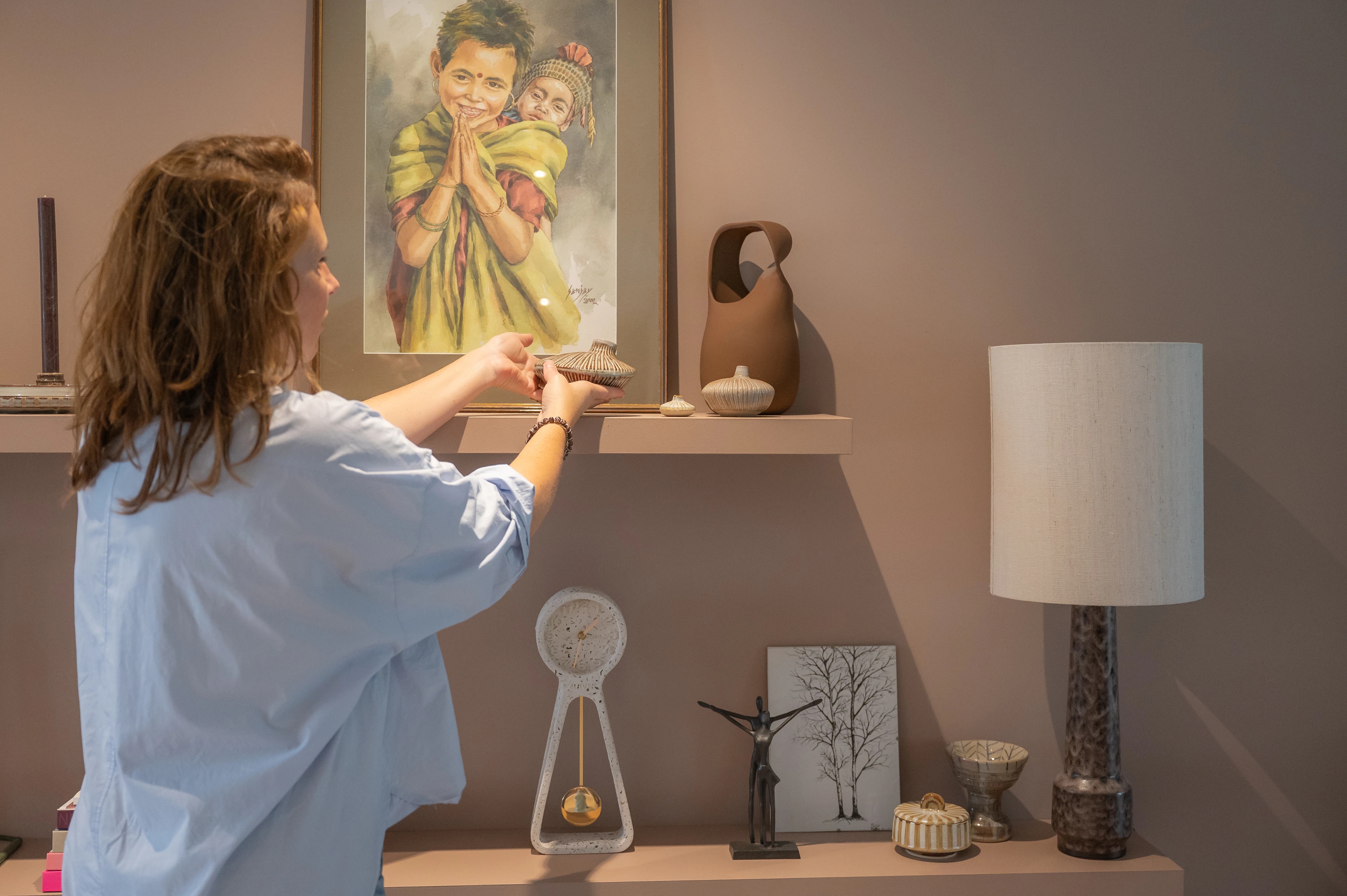 Linda schikt kunst en objecten in een warm interieur