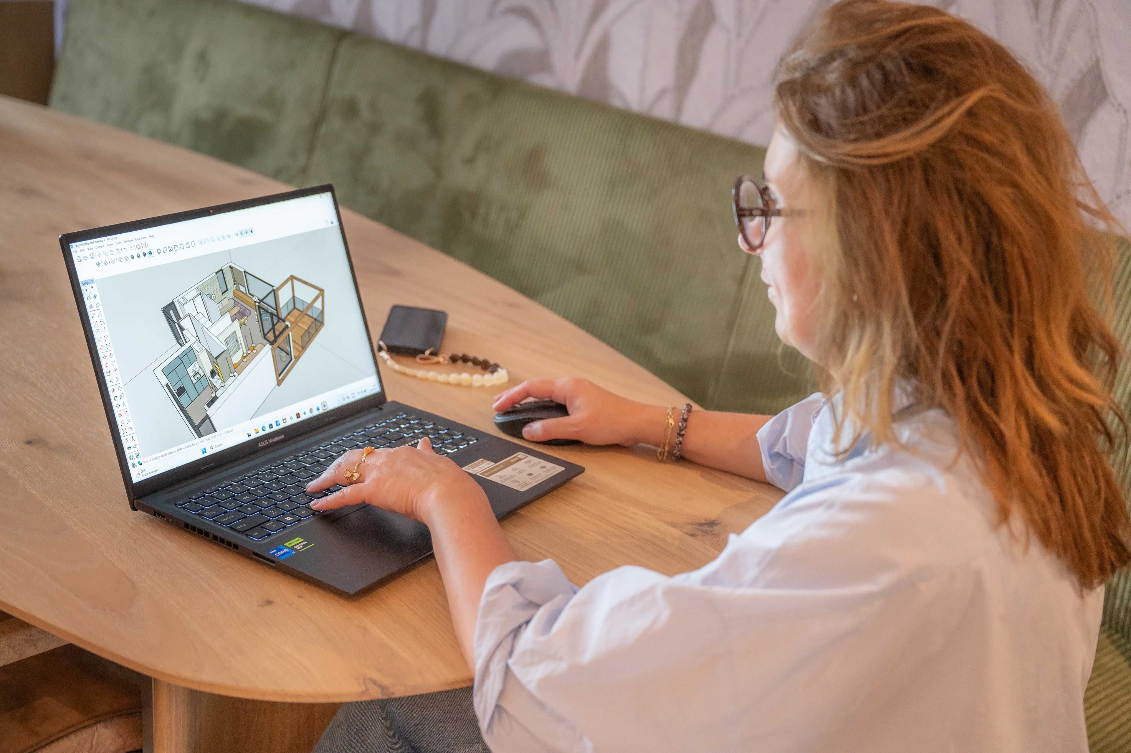 Linda werkt aan een interieurontwerp op haar laptop